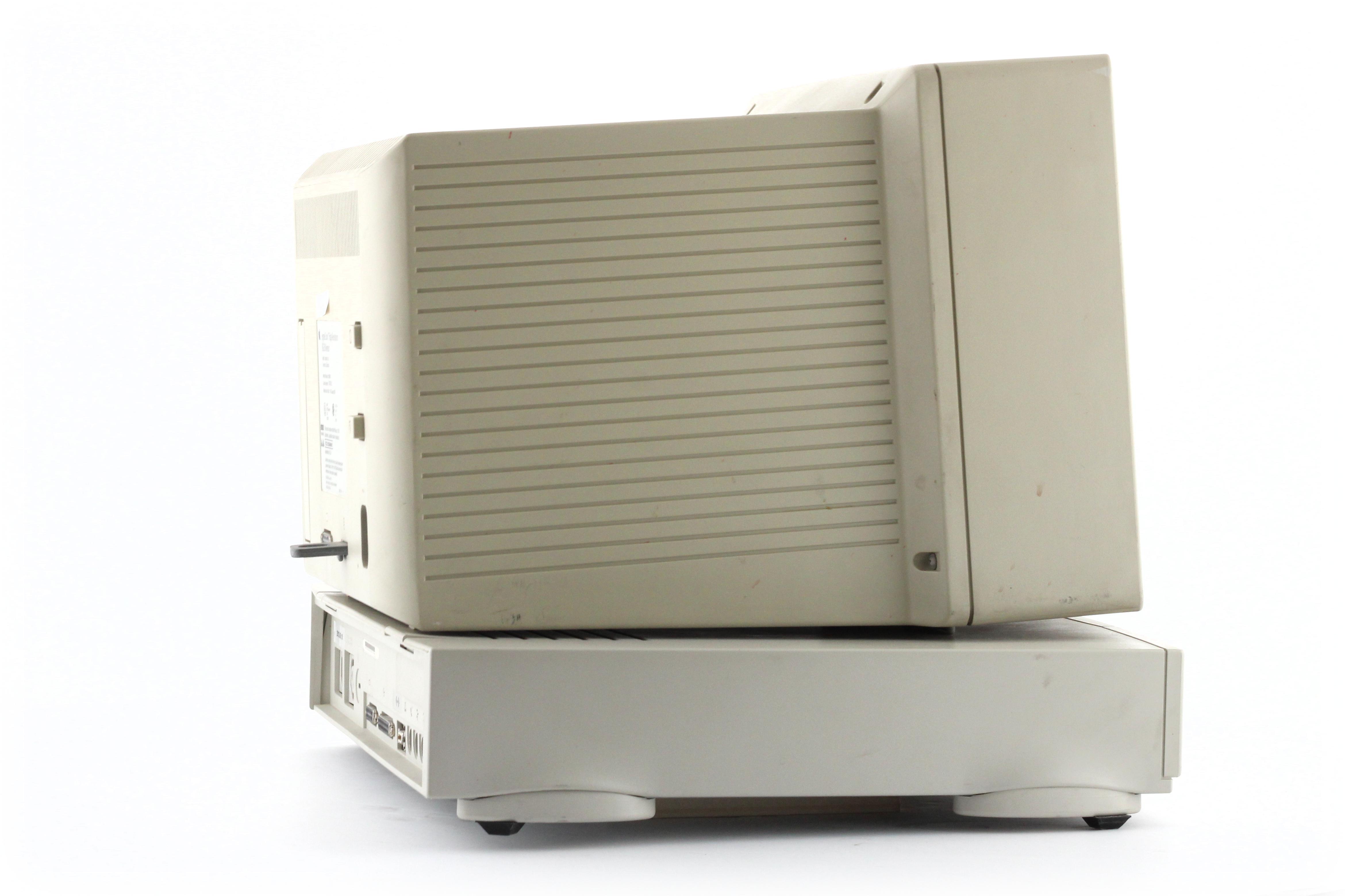 Macintosh Quadra 610 with an Apple Color Plus 14