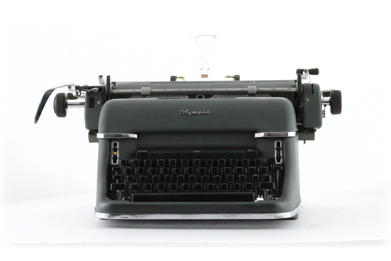 Olympia De Luxe 7.6 Typewriter