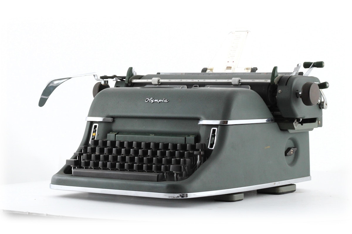Olympia De Luxe 7.6 Typewriter